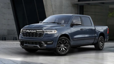 2025 RAM 1500: Стильный электрический пикап в городской обстановке