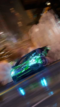 Dynamischer Drift eines getarnten Supersportwagens in urbaner Nachtlandschaft