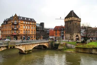 Charmant cours d'eau médiéval avec pont et architecture historique