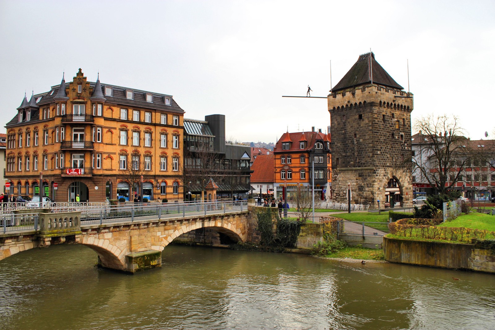 Edifícios ao longo do rio em uma cidade europeia com uma ponte (via navegável, ponte, flúmen, cidade, canal)