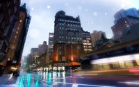 Paysage urbain trempé de pluie de New York avec des bâtiments historiques et des rues animées illuminées par des lumières au néon.