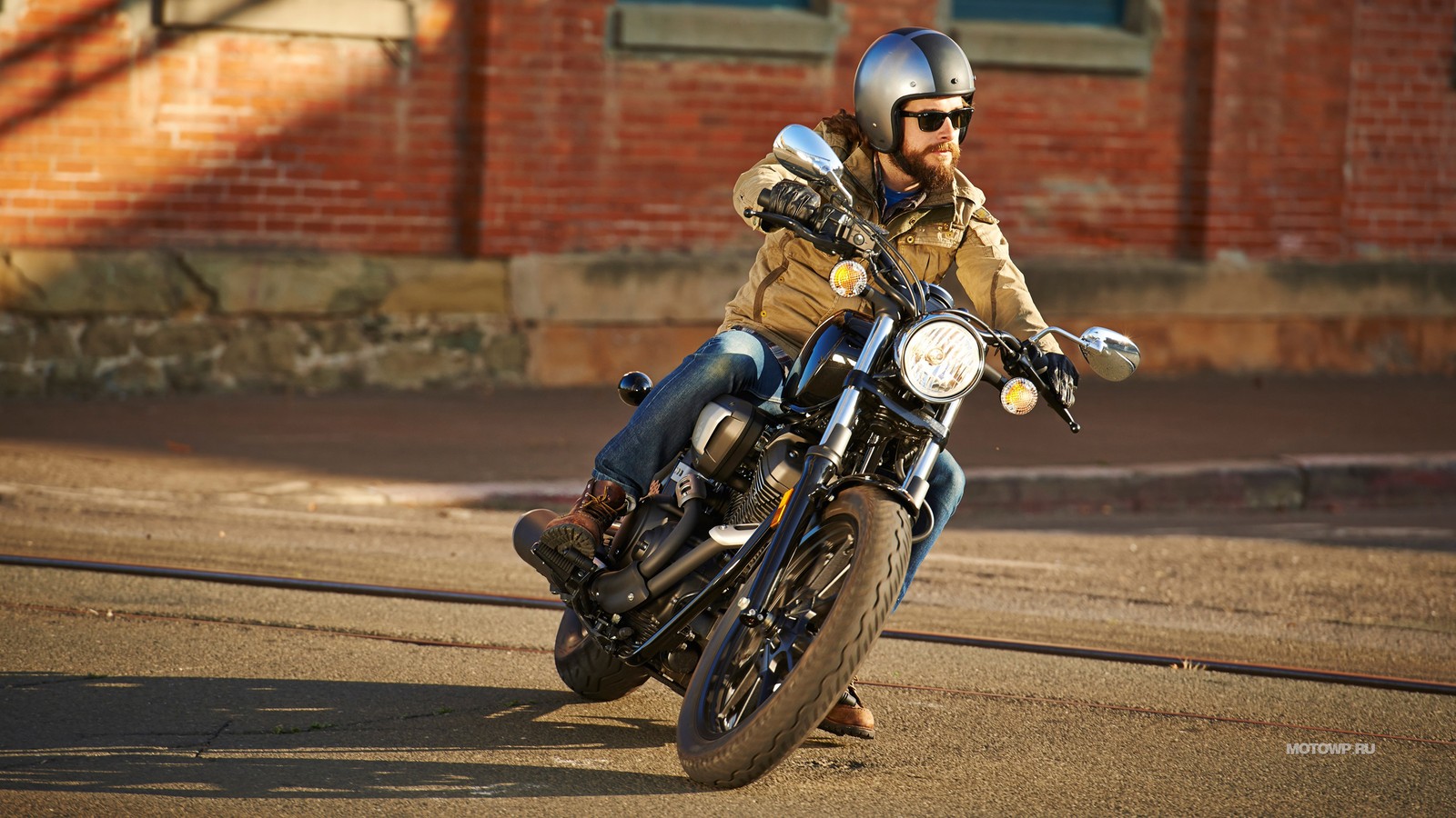 Imagen desenfocada de un motociclista en una calle de la ciudad con un casco (motociclismo, crucero, coche, motocicleta, especialista)