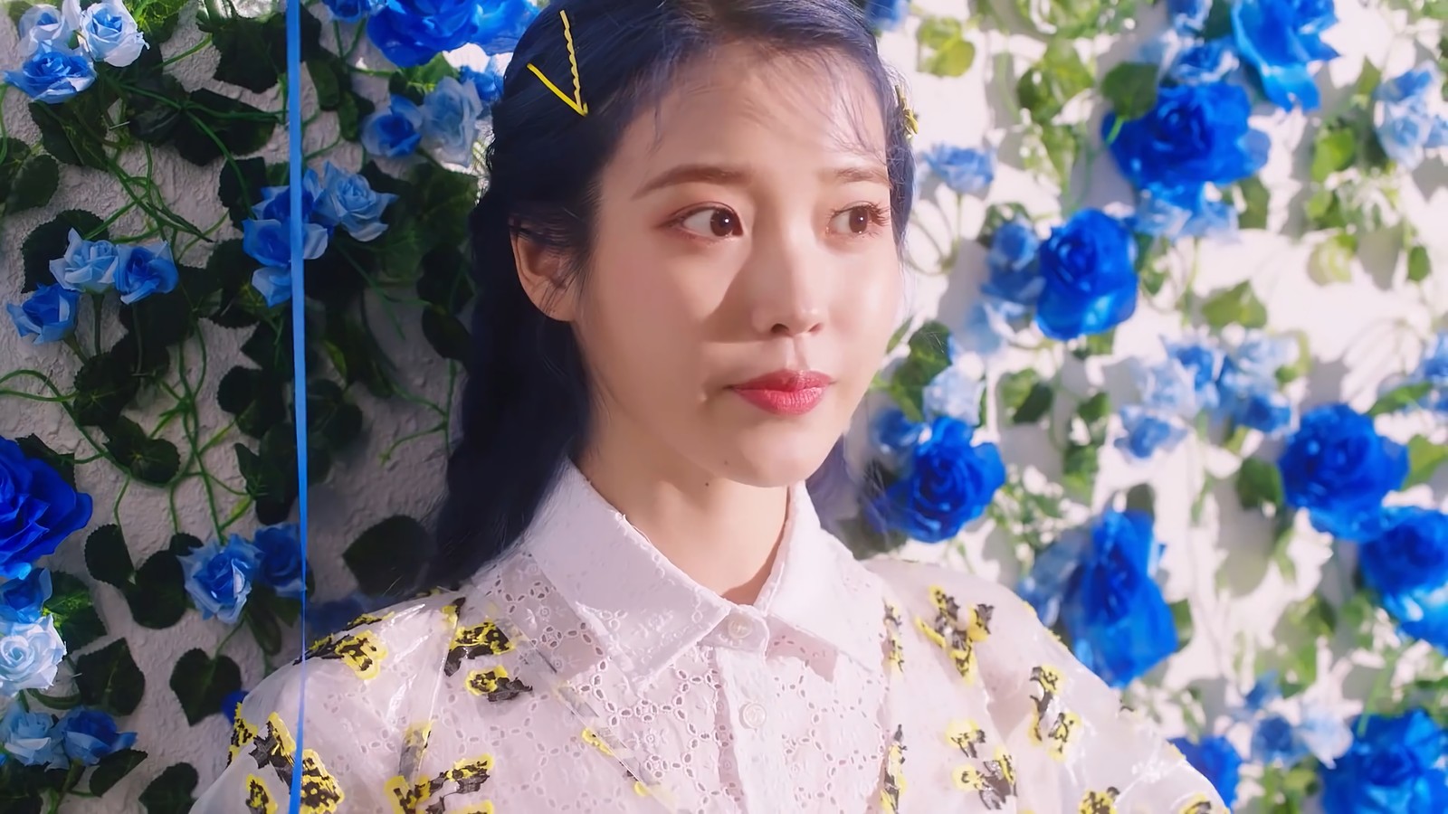 Un gros plan d'une personne debout devant un mur de fleurs (iu, kpop, filles, k pop, blueming)