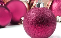 Glitzernde magentafarbene Weihnachtsornament mit Schneeflockenakzenten