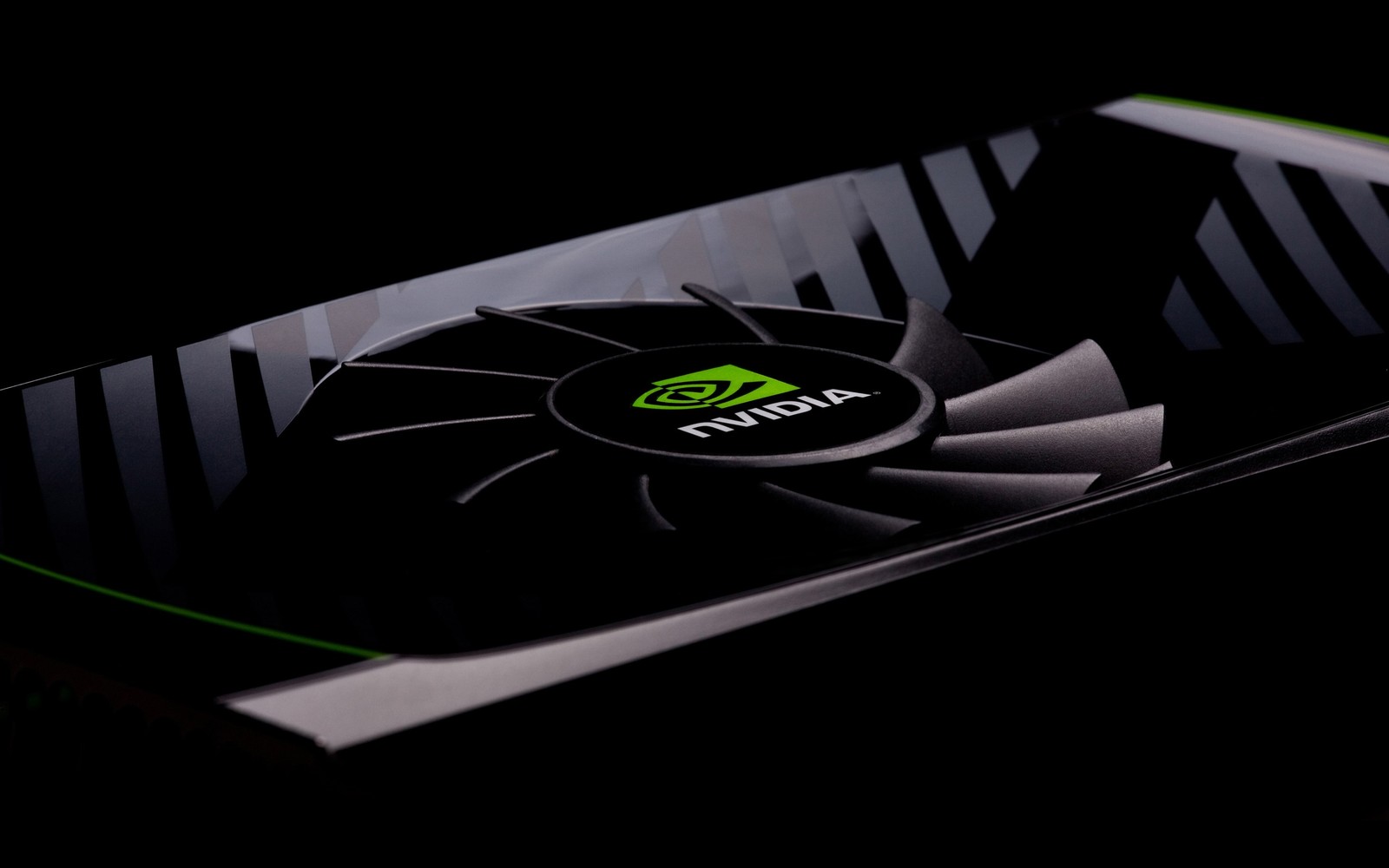 Um close de um cartão de computador com um ventilador nele (geforce, nvidia, logotipo, marca, gráficos)