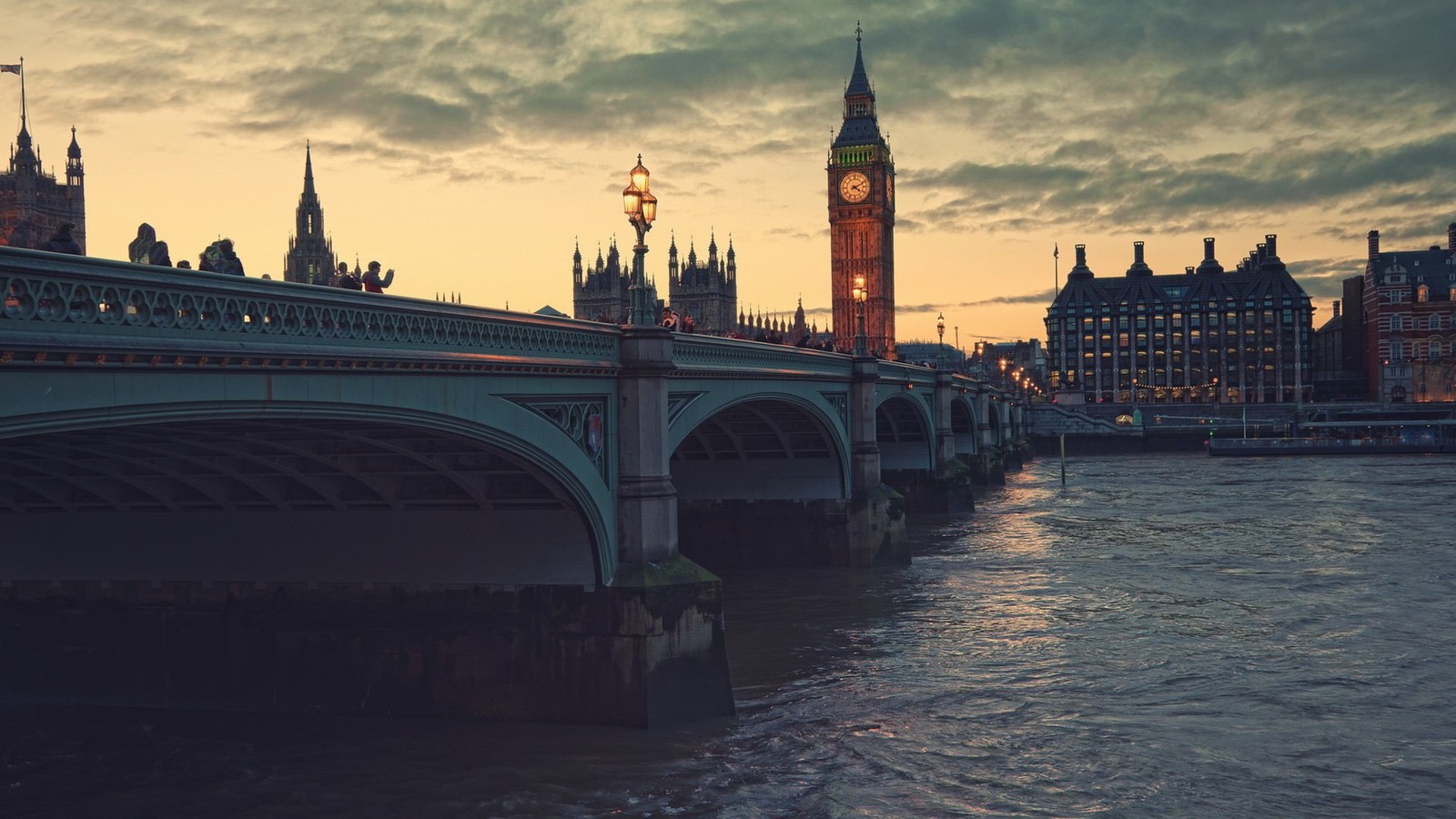 Vista de uma ponte com uma torre do relógio ao fundo (big ben, marco, flúmen, cidade, ponte)