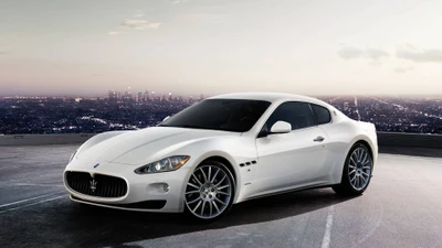 Элегантный Maserati GranTurismo: Удивительный опыт суперкара