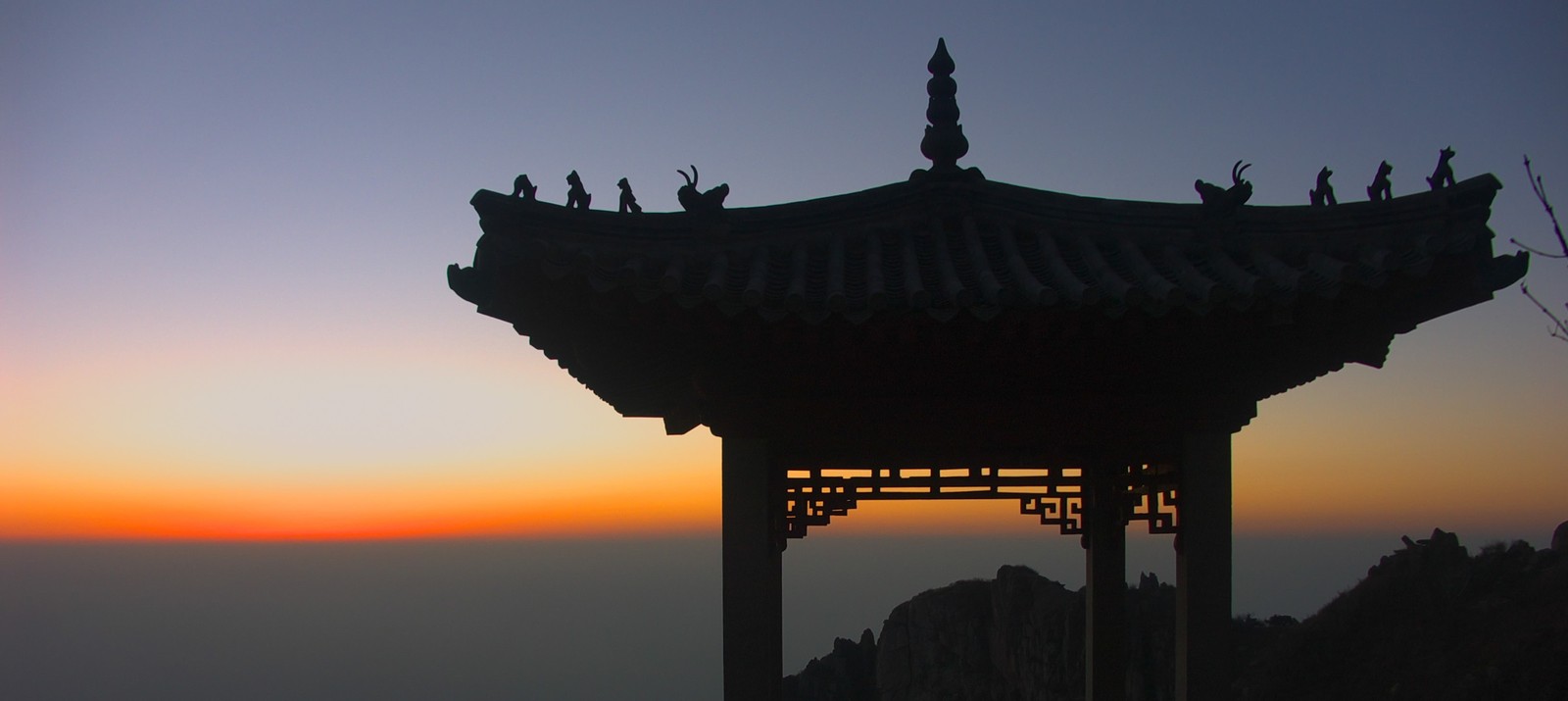 Das dach einer pagode mit sonnenuntergang im hintergrund (sehenswürdigkeit, wahrzeichen, architektur, sonnenuntergang, dämmerung)