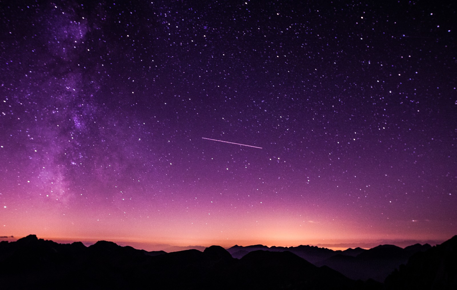 Um céu roxo com uma estrela cadente e um avião à distância (céu noturno, noite, roxo, horizonte, atmosfera)