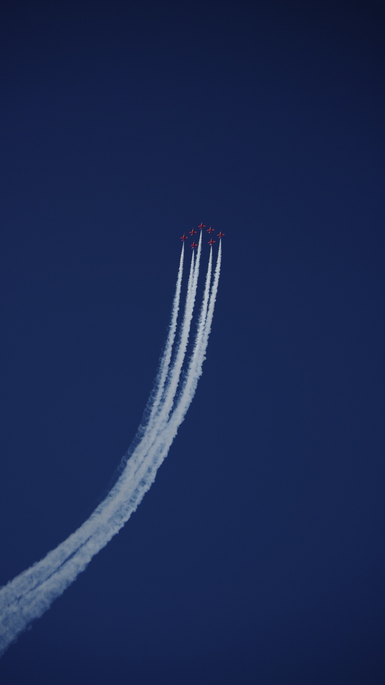 Há dois aviões voando no céu com rastros saindo deles (viagem aérea, aeronave, acrobacias, aviação, asa)