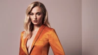 Élégance sophistiquée : Un look frappant en satin orange