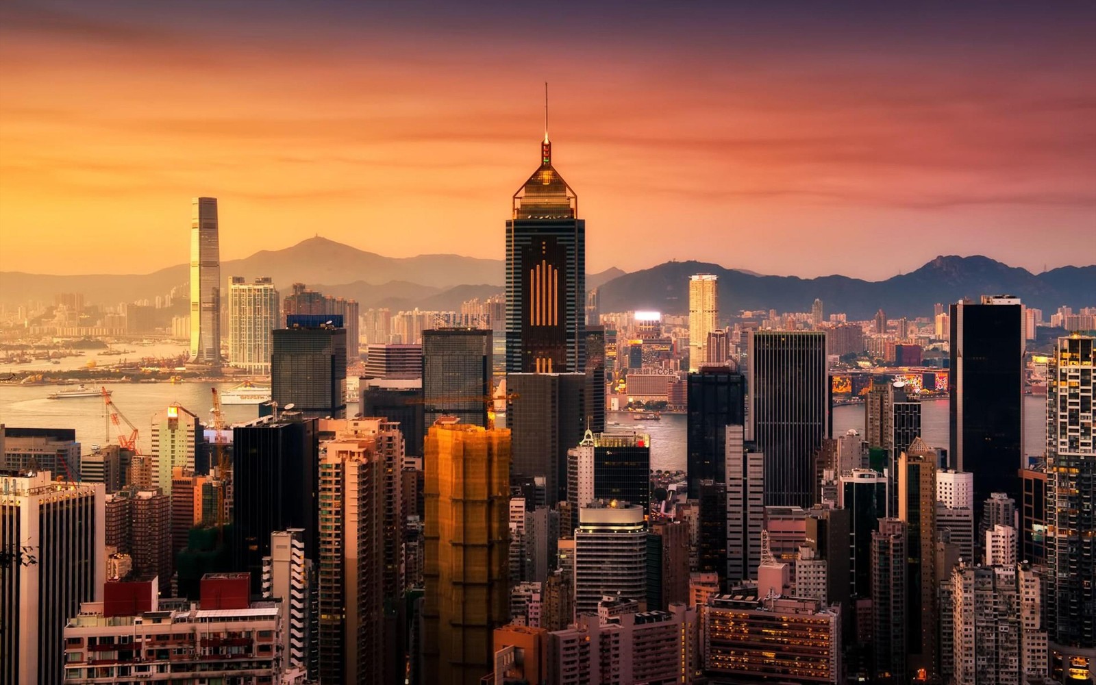 Visão aérea de um horizonte de cidade com uma grande torre do relógio (hong kong, linha do horizonte, paisagem urbana, cidade, metrópole)