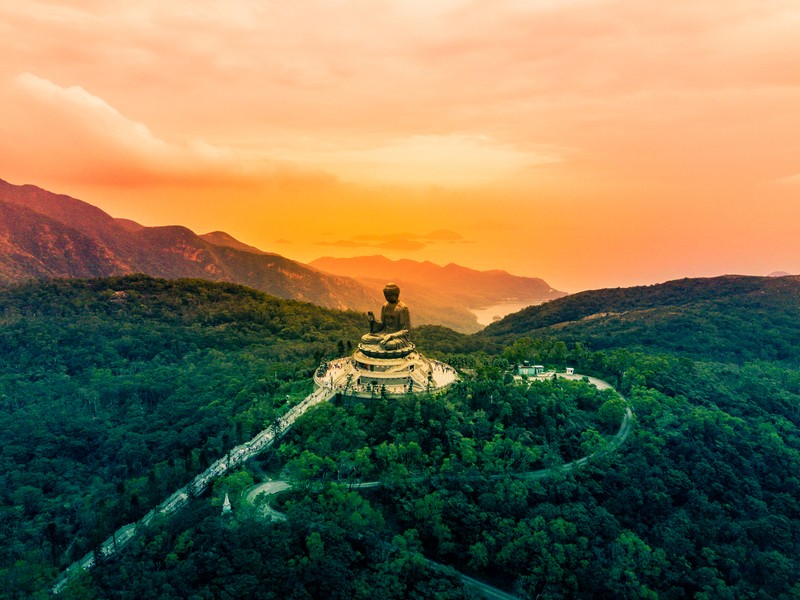 Вид на гору с башней на вершине (будда тяньтань, tian tan buddha, гонконг, hong kong, the big buddha)