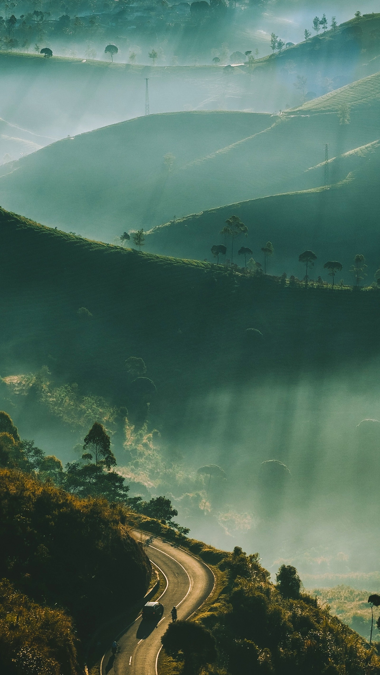 Estrada sinuosa no meio de um vale (recursos hídricos, água, atmosfera, nuvem, natureza)