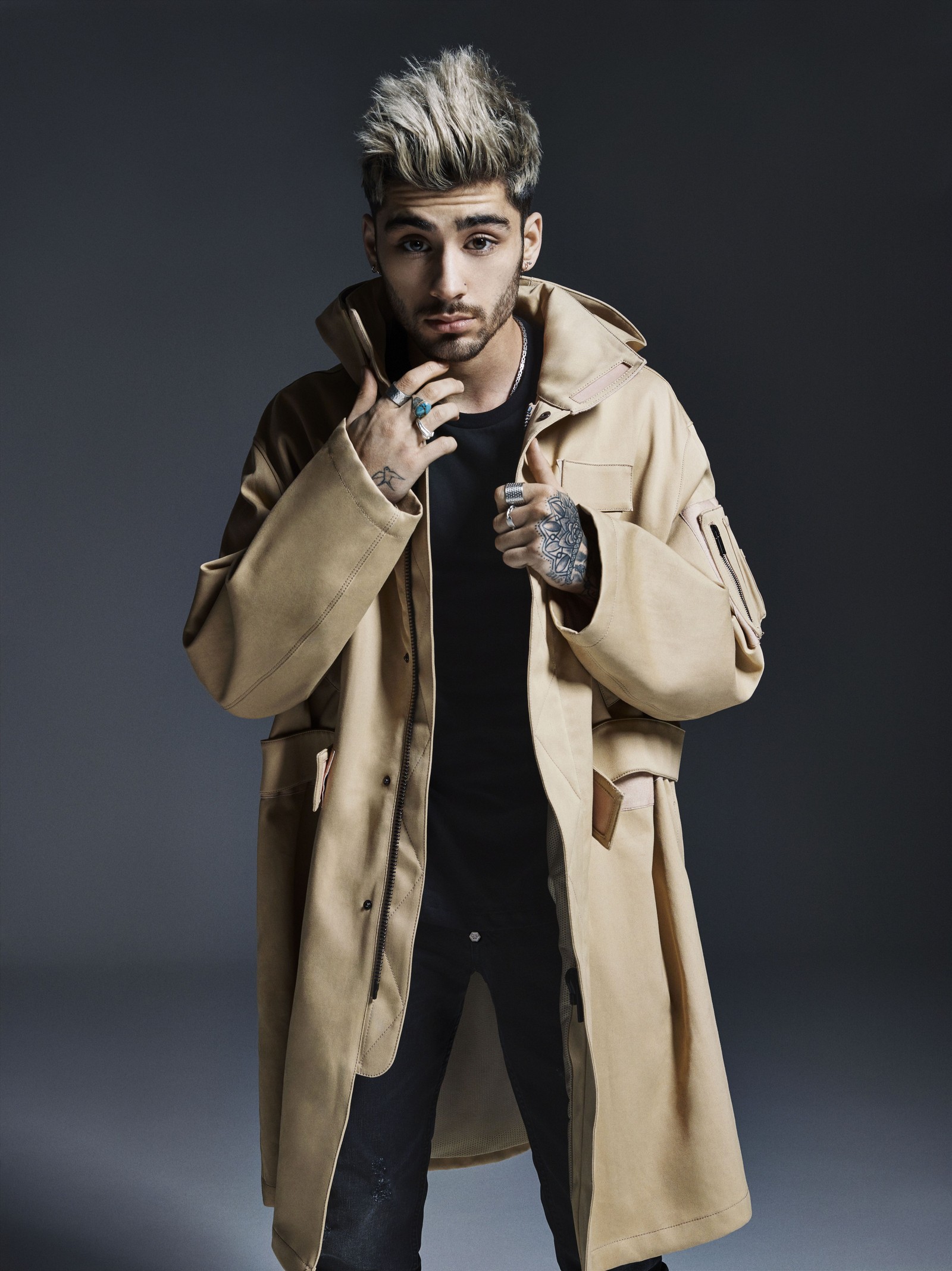 Ein arabischer mann im trenchcoat posiert für ein bild (zayn malik, 5k, englischer popsänger, musik, 4k hintergrund)