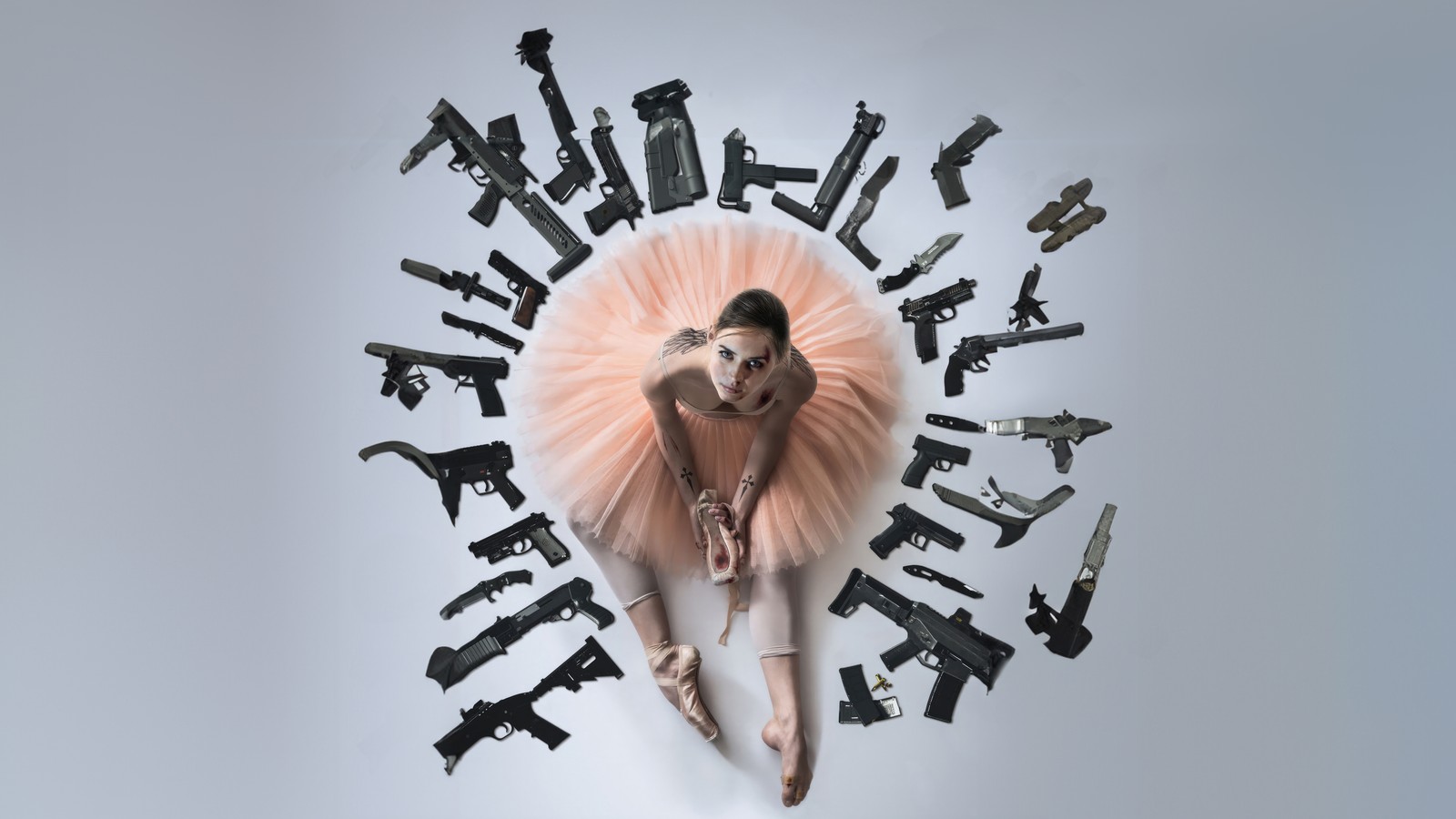 Une femme en tutu entourée d'armes et de pistolets (ballerine, ana de armas, films de 2024, 5k, films)