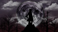 Silueta de Sasuke Uchiha contra una luna adornada con Rinnegan