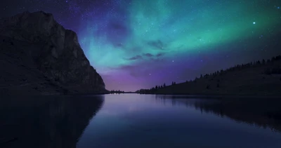 Reflexiones serenas de la aurora sobre un lago tranquilo por la noche