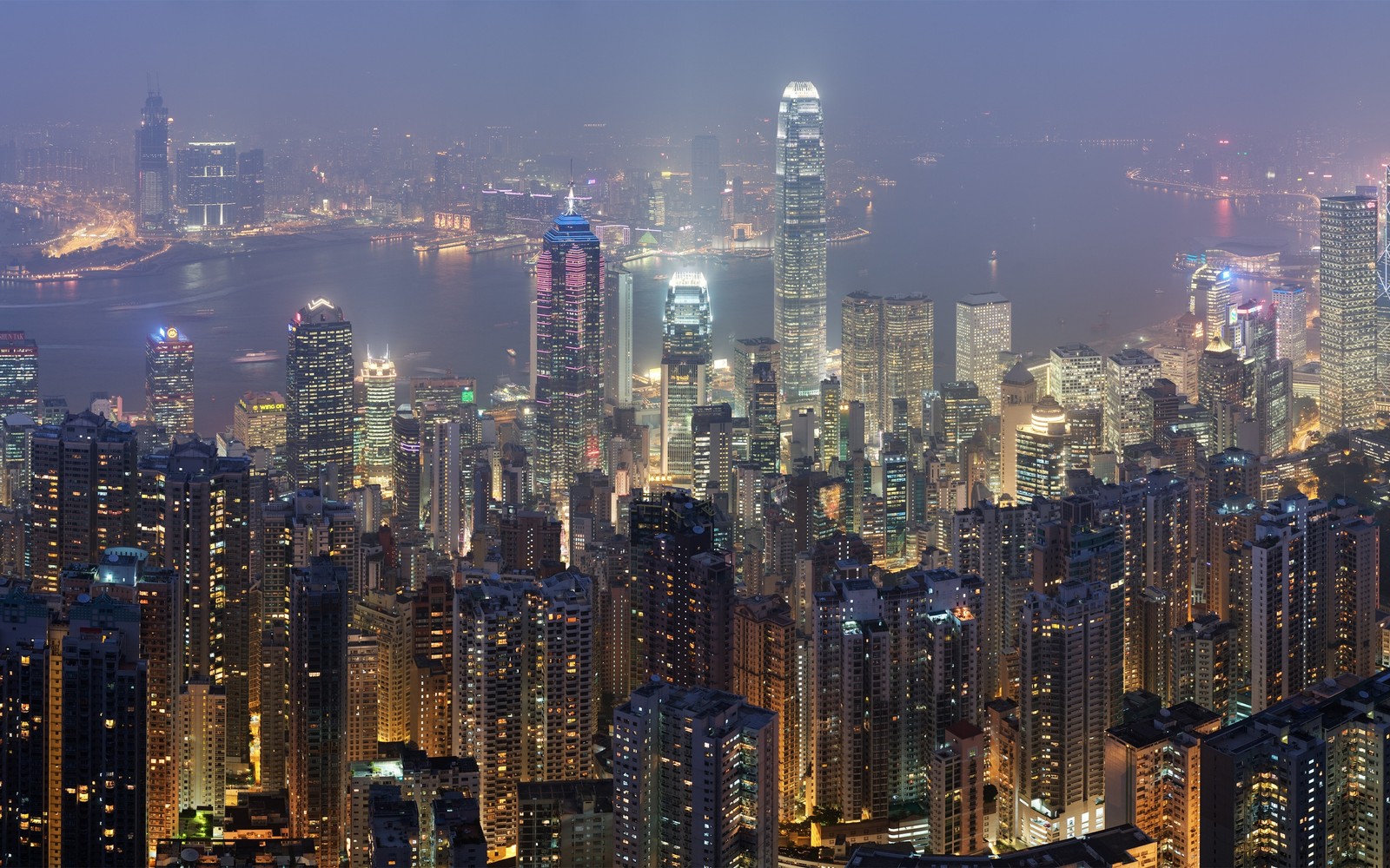 Horizon de ville éclairé la nuit avec des gratte-ciels et une rivière (victoria peak, peak tower, victoria harbour, paysage urbain, ville)