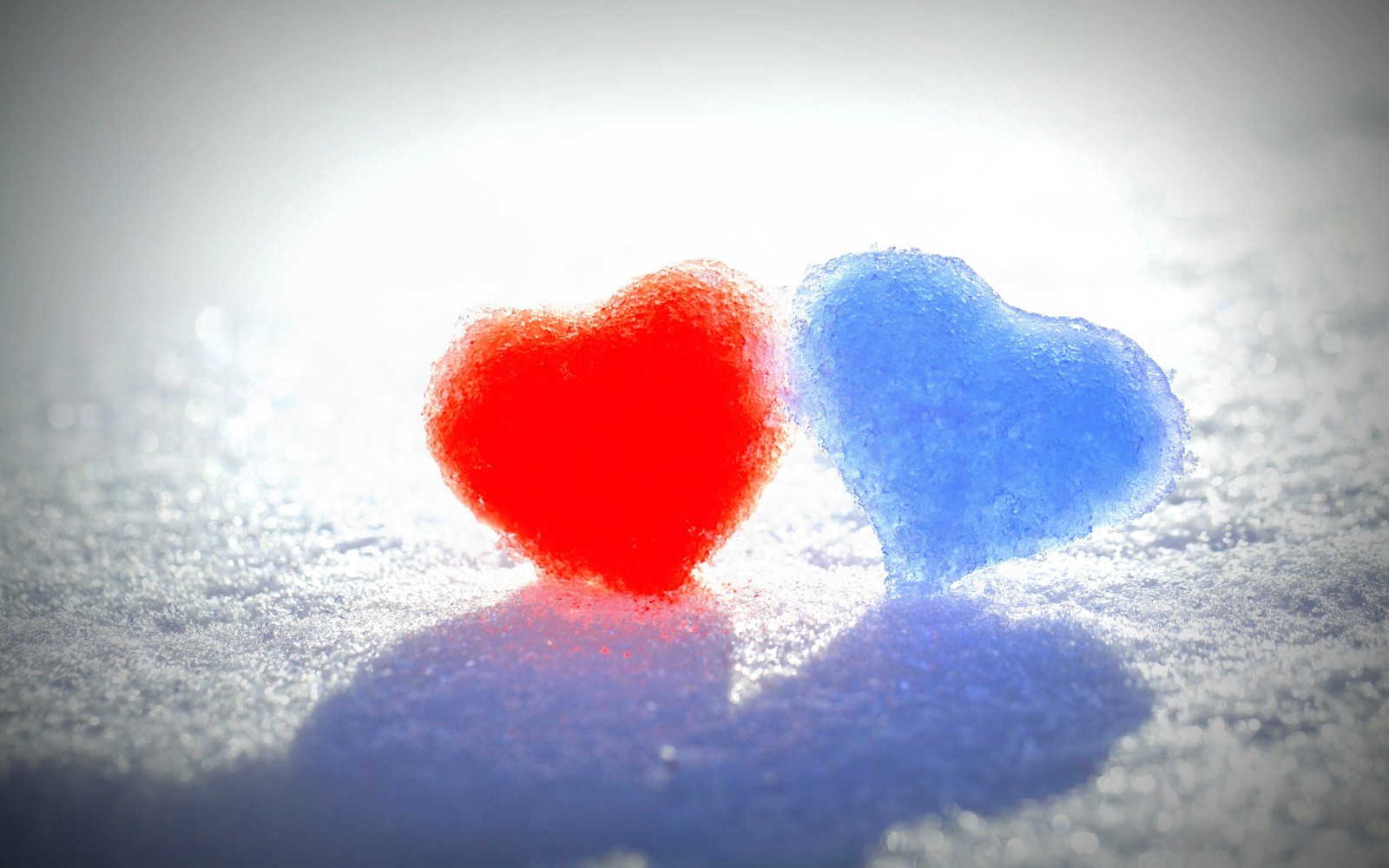 Deux cœurs posés sur une table (cœur, saint valentin, rouge, amour, nuage)