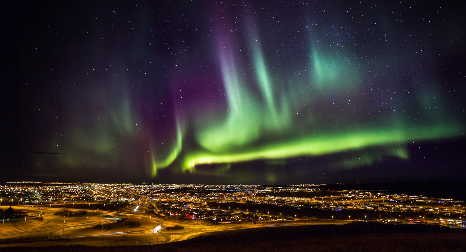 A aurora boreal sobre a cidade de reykjavik, islândia (viagem, aurora, natureza, atmosfera, noite)