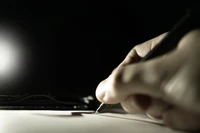 Écrire avec un stylo plume dans une lumière tamisée