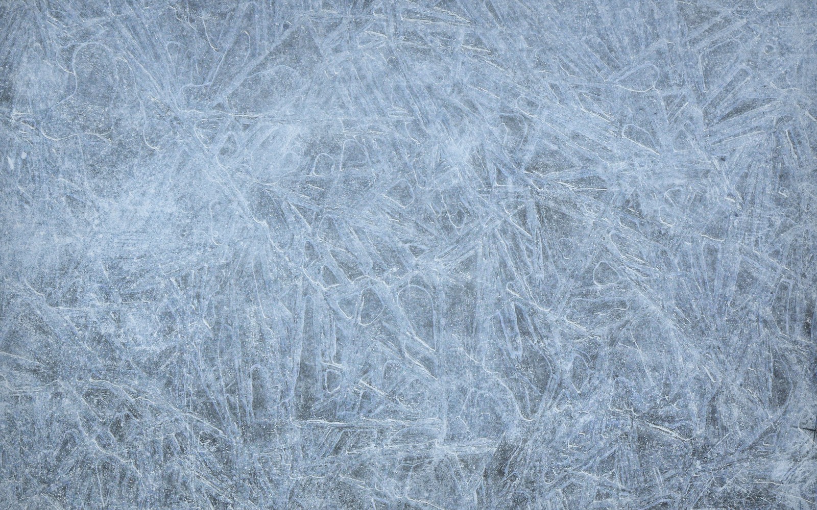 Primer plano de un campo cubierto de nieve con un hidrante rojo. (congelación, escarcha, nieve, hockey sobre hielo, pista de hielo)