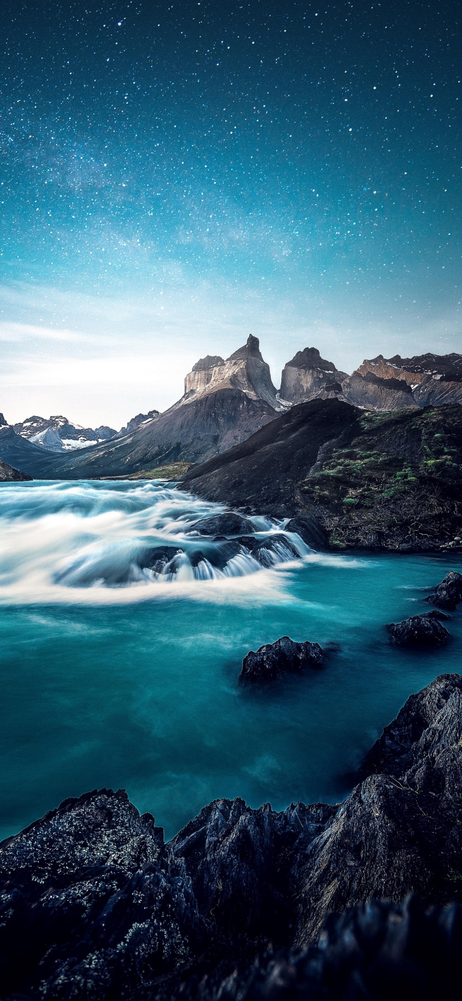 Há uma vista de uma cadeia de montanhas com um corpo d'água (parque nacional torres del paine, torres del paine national park, lago peho, lake peho, parque nacional)