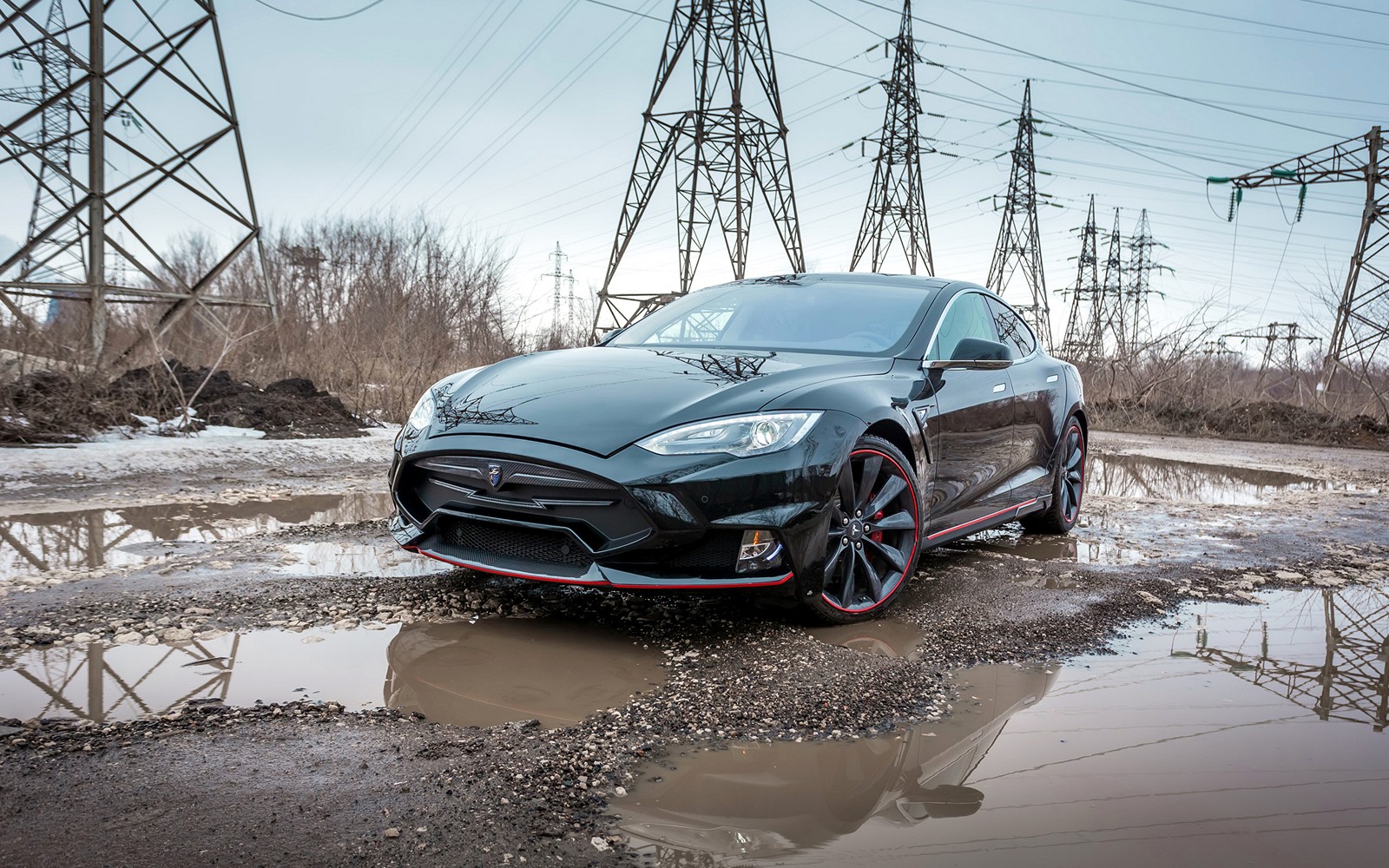 Un tesla model s negro estacionado frente a líneas eléctricas (coche, coche deportivo, llanta, jaguar, ajuste de autos)