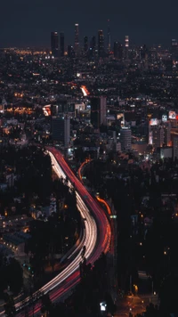 Cielo nocturno vibrante sobre una ciudad bulliciosa