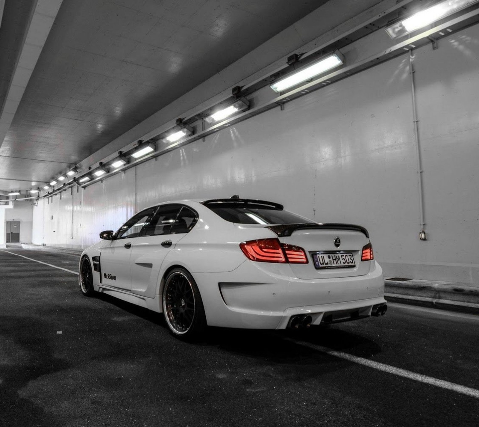 Un primer plano de un coche blanco estacionado en un garaje (bmw, coche, diseño, hamann)