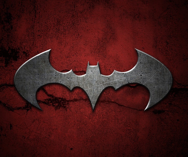 Un primer plano de un logotipo de batman metálico sobre un fondo rojo (batman, rojo)