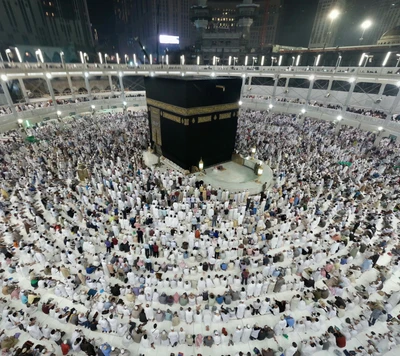 La Kaaba entourée d'un grand rassemblement de fidèles à La Mecque.