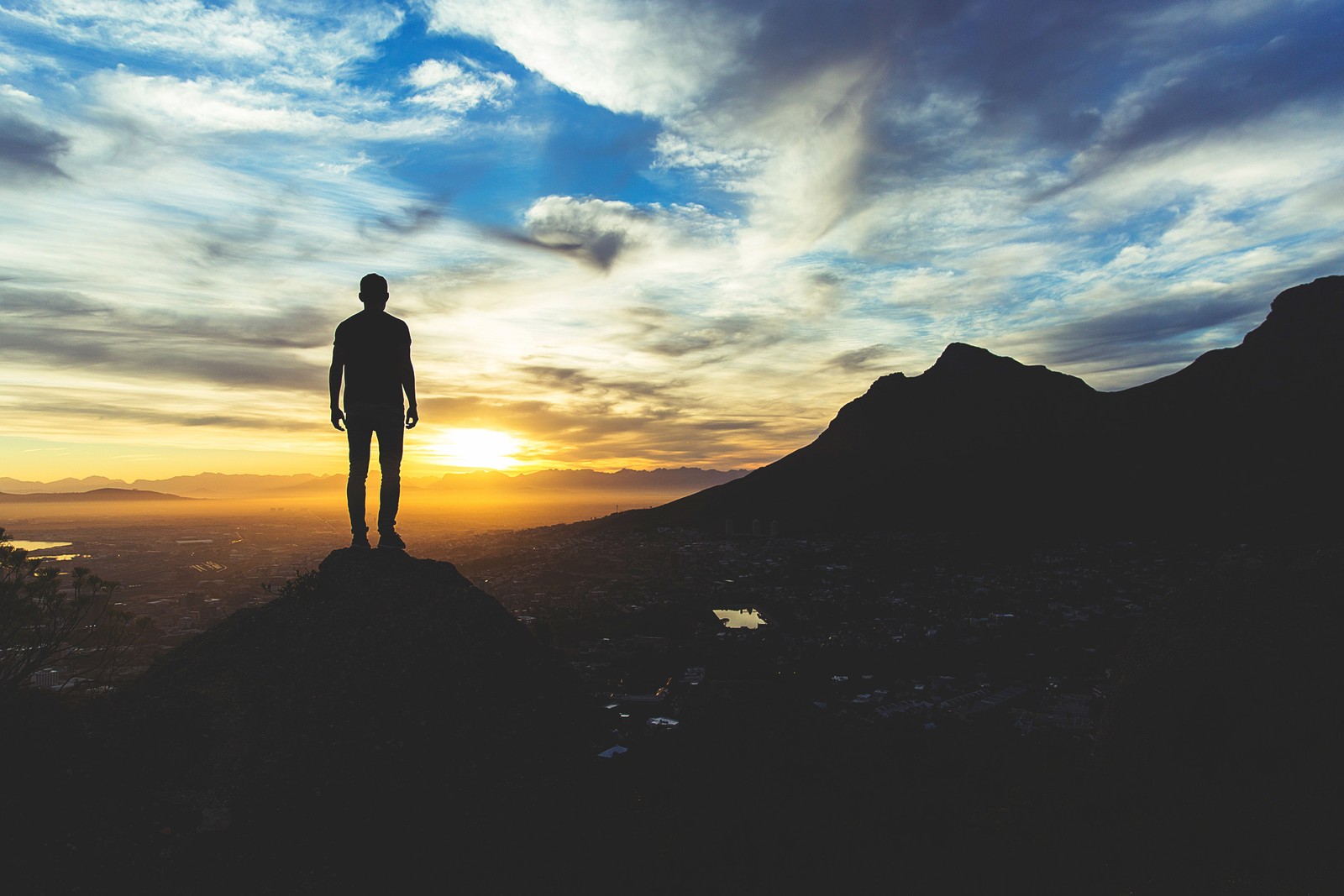 Un homme arabe debout sur une montagne regardant le coucher de soleil (aloneax464, seul)