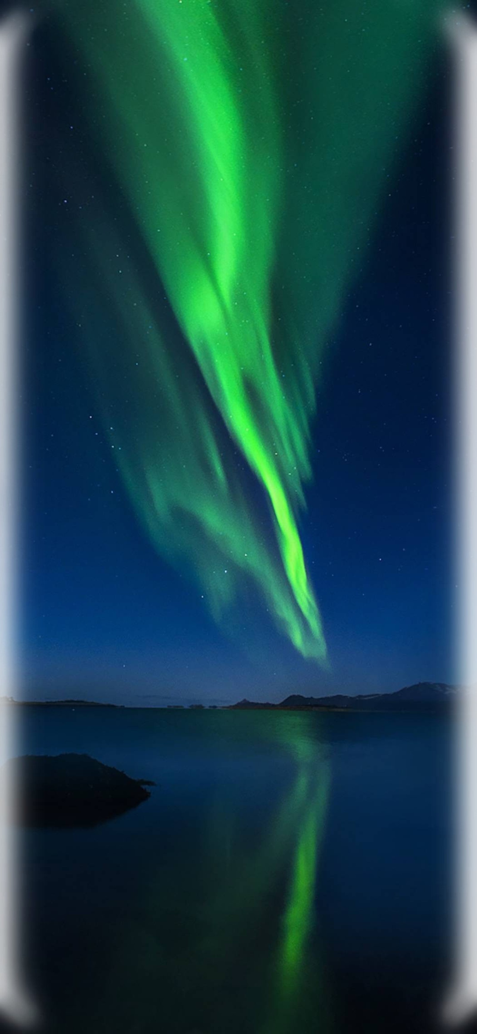 Imagem aérea de uma aurora boreal verde sobre um lago (honra, mate, 20, pro, 8x)