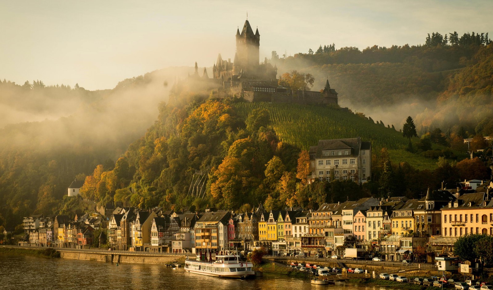 Arafed aussicht auf eine stadt auf einem hügel mit einem schloss oben (mosel, moselle, burg, stadt, fluss)