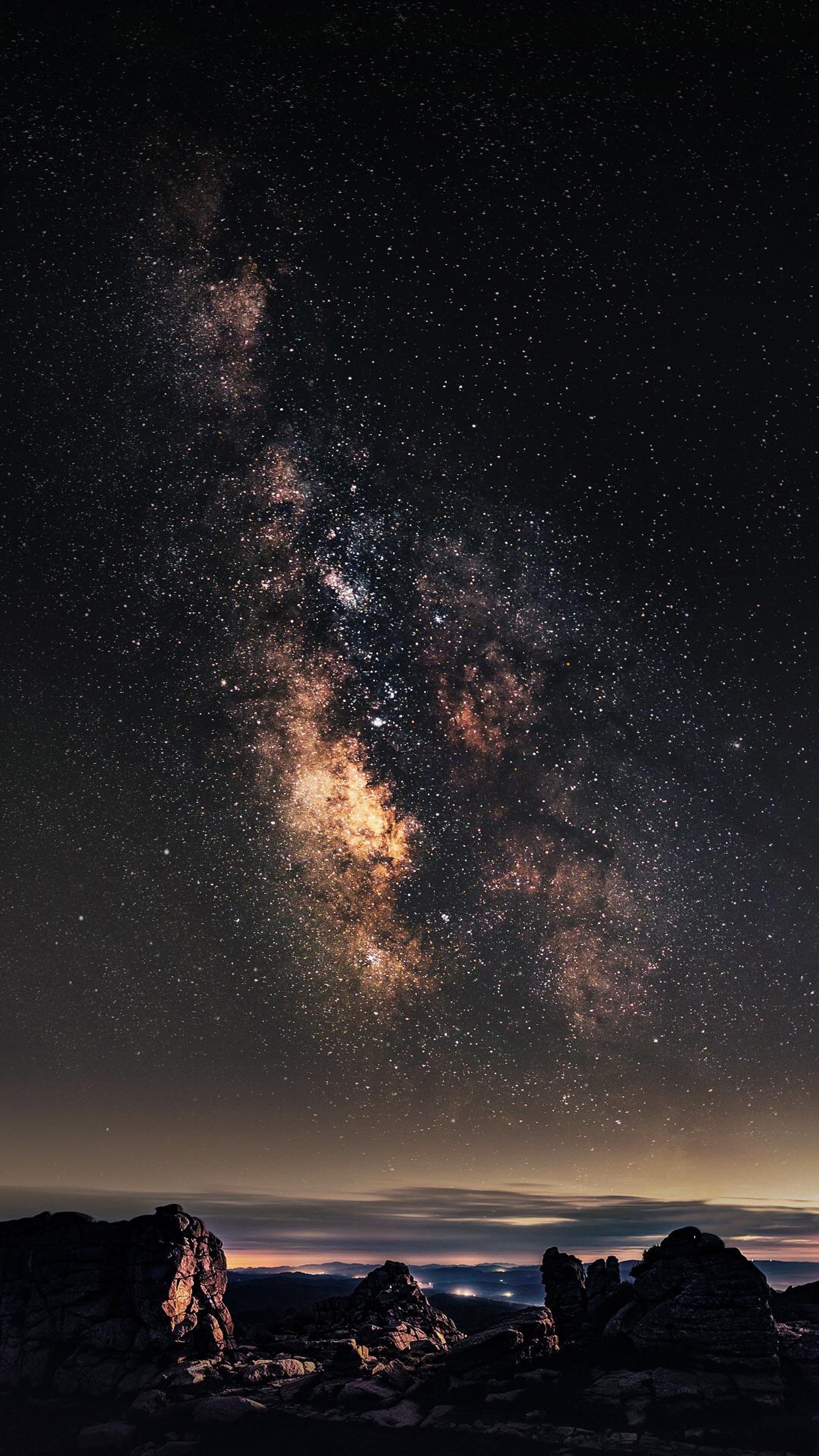 Uma vista da via láctea e das estrelas acima das montanhas (nubia, via láctea, atmosfera, espaço, céu)