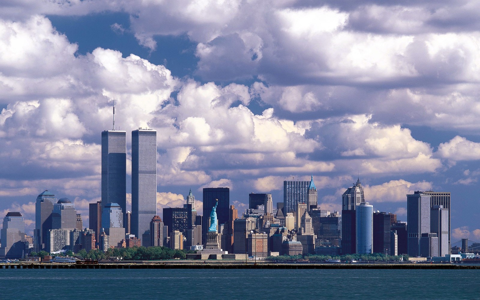 Vista do horizonte da cidade com alguns edifícios (one world trade center, centro de comércio mundial, paisagem urbana, linha do horizonte, cidade)