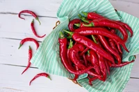 Frische rote Chili-Paprika in einem Korb