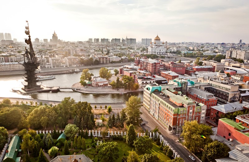 Арабский вид на город с рекой и мостом (городская территория, город, городской пейзаж, достопримечательность, метрополия)