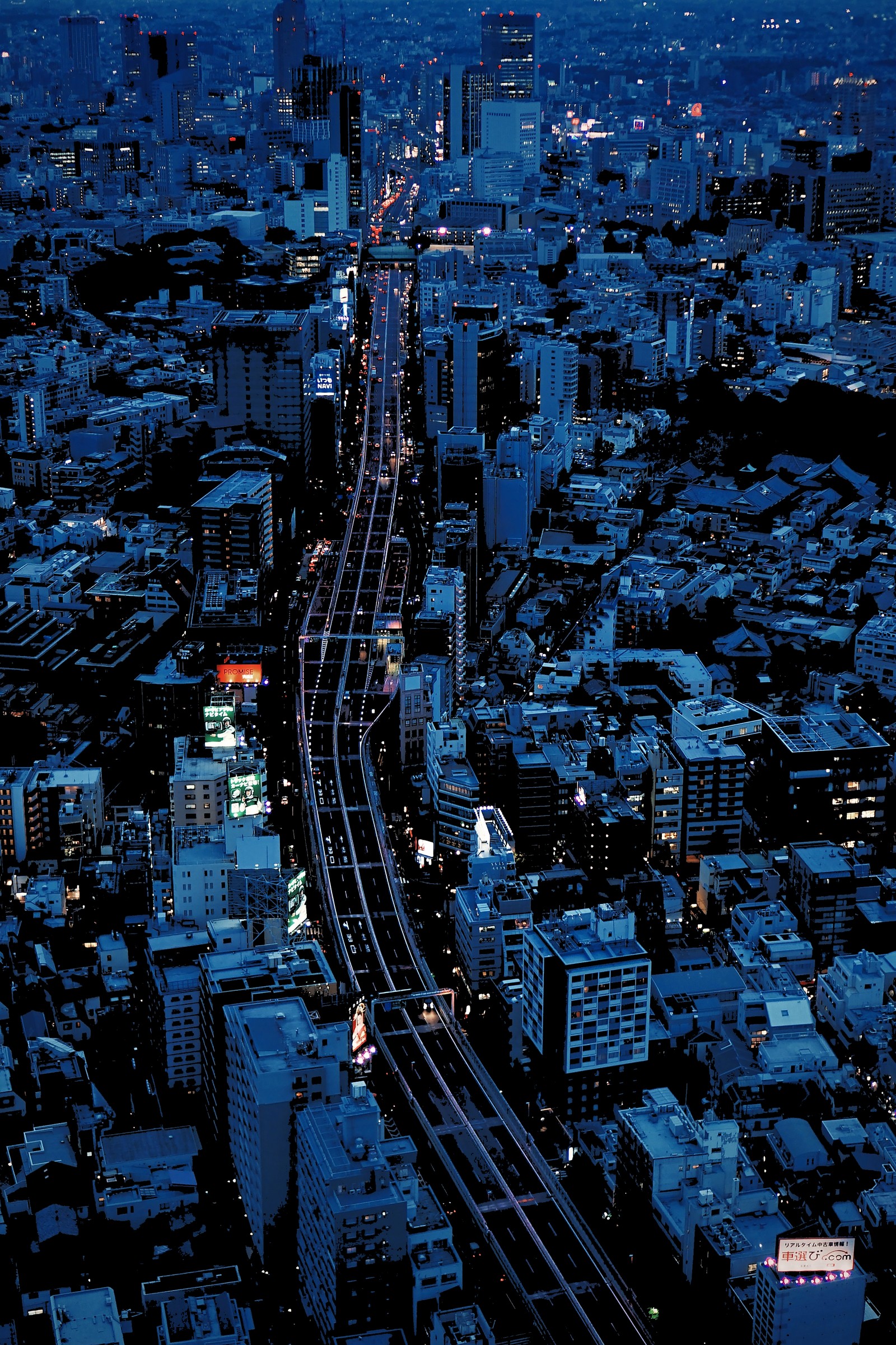 Vista aérea de una ciudad de noche con una vía de tren que la atraviesa (vista de pájaro, nueva york, new york, ciudad, edificio)