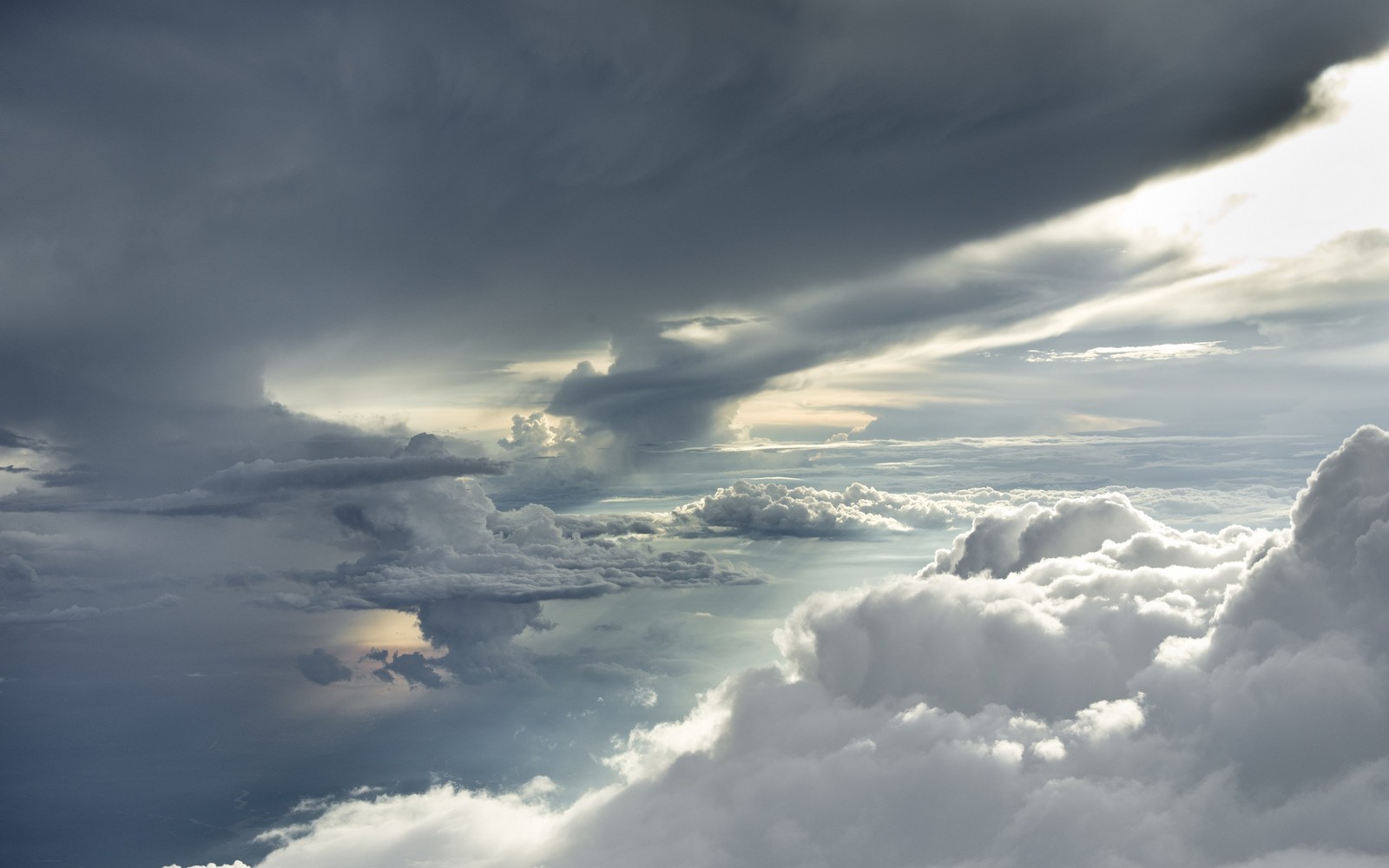 Vue d'un ciel nuageux depuis un avion (nuage, atmosphère, journée, cumulus, ensoleillement)