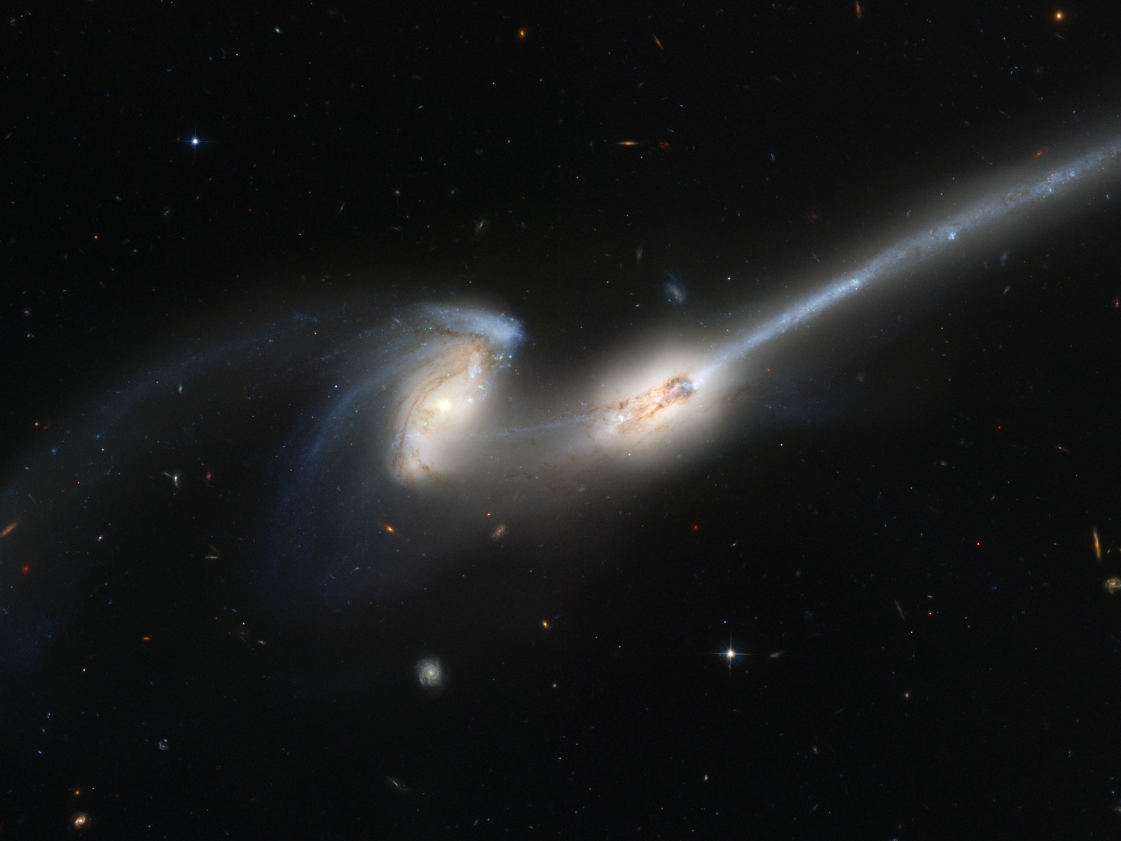 Un gros plan de deux galaxies spirales dans le ciel avec des étoiles (galaxie, galaxie spirale, univers, espace, objeto astronomique)