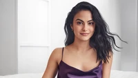 Camila Mendes : Beauté Effortless en Élégance Satinée