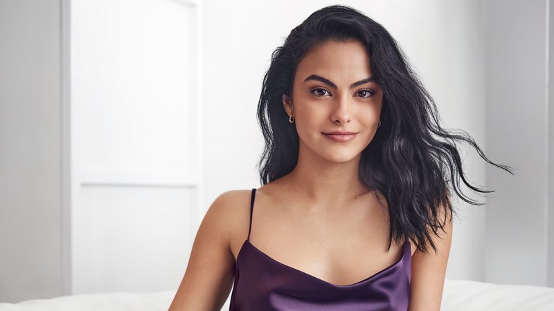 Арабская женщина в пурпурном платье сидит на кровати (камилла мэнди, camila mendes, американский, актриса, знаменитость)