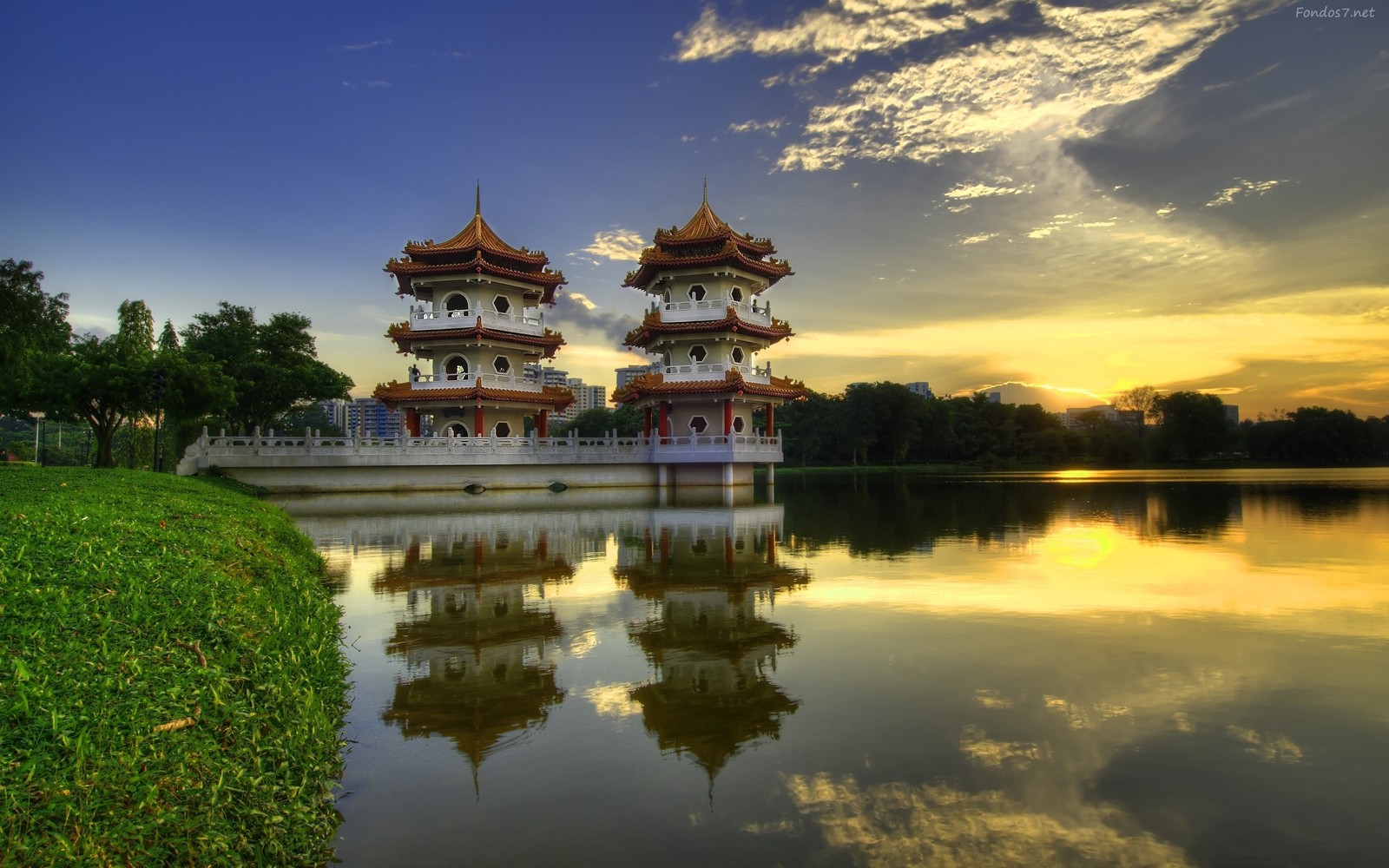 Uma vista árabe de uma pagode em um parque com um lago e um pôr do sol (jardim chinês, jardim, china, reflexo, natureza)