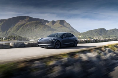 Tesla Modelo 3 2024 en carretera montañosa escénica en calidad de fondo de pantalla 4K