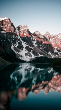 Reflexionen majestätischer Berge am Moraine Lake im Banff-Nationalpark