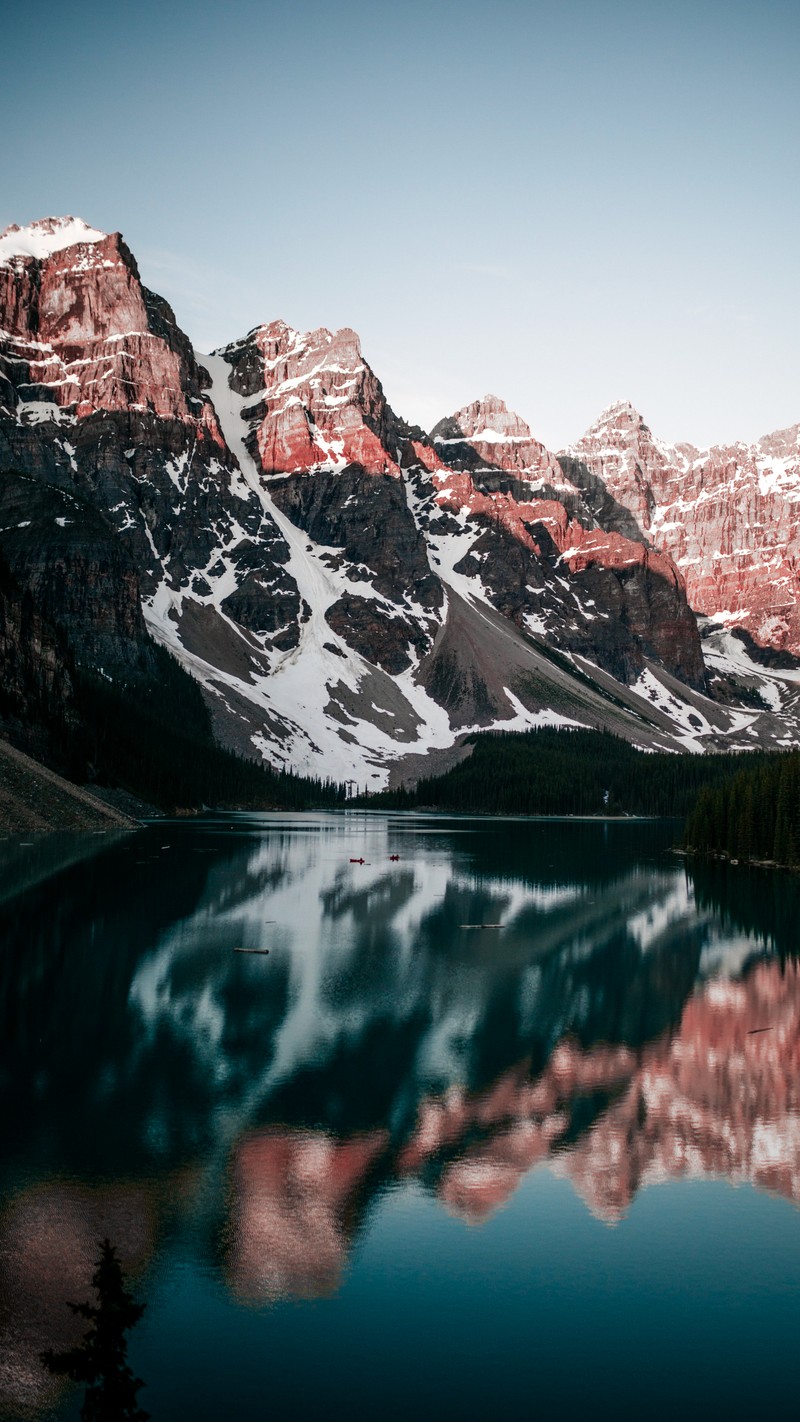 Горы, отраженные в озере с ясным небом (национальный парк банфф, banff national park, банф, banff, озеро морейн)