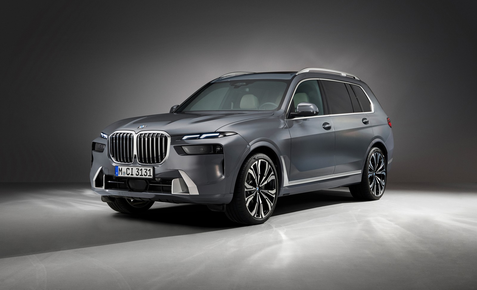 Bmw x7 показан в студийной обстановке (bmw x7 xdrive40i, люксовый внедорожник, 2022, 5k, машины)